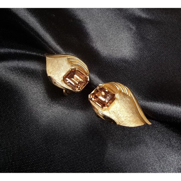Rare Find Vintage TRIFARI Gold-Tone Leaf Clip-On Earrings W/ Amber Rhinestones - Picture 4 of 5